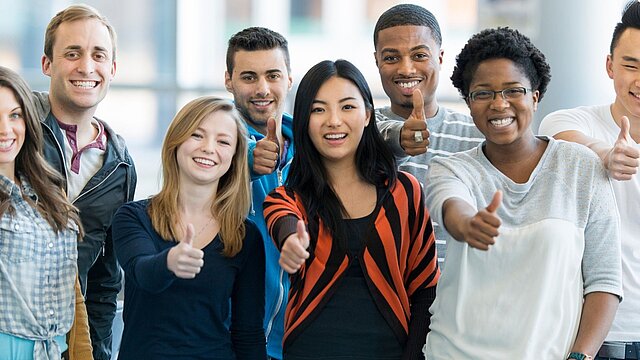 Zdjęcie grupy osób trzymający kciuki do góry