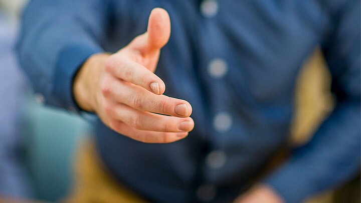 Zdjęcie dłoni człowieka gotowej do uściśnięcia