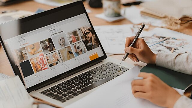 Zdjącie otwartego laptopa na stole