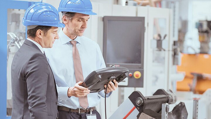 Zdjęcie dwóch osób w kaskach podczas inspekcji