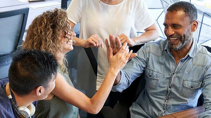 Zdjęcie grupy ludzi ze złączonymi rękami