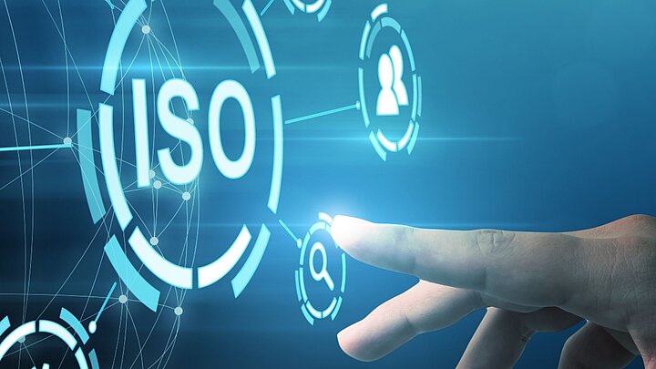 Grafika z kołem w środku którego jest napis ISO