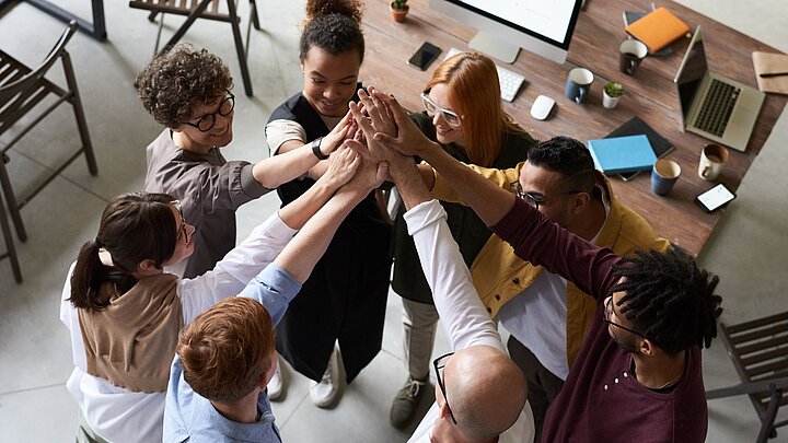 Zdjęcie grupy osób trzymających w uścisku swoje ręce