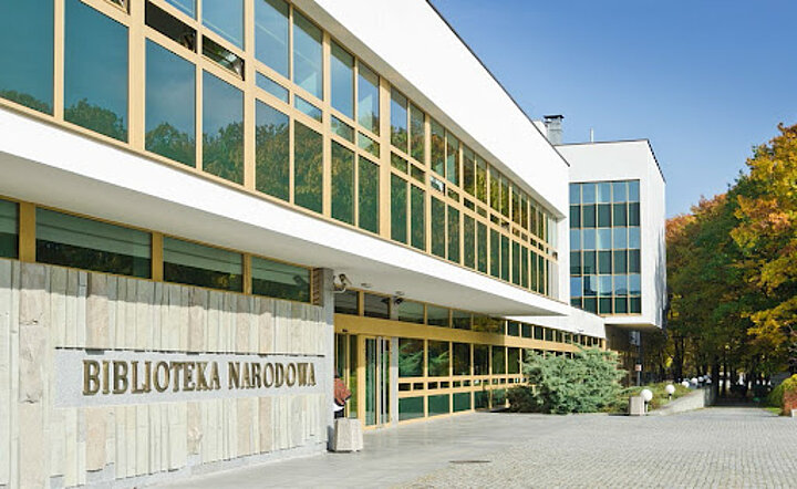 zdjęcie budynku biblioteki narodowej w warszawie