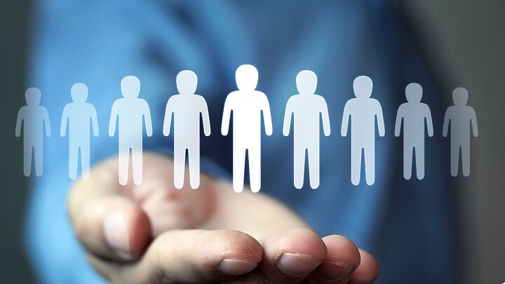 Abstyrakcyjne zdjęcie dłoni człowieka z ikonami ludzi na dłoni