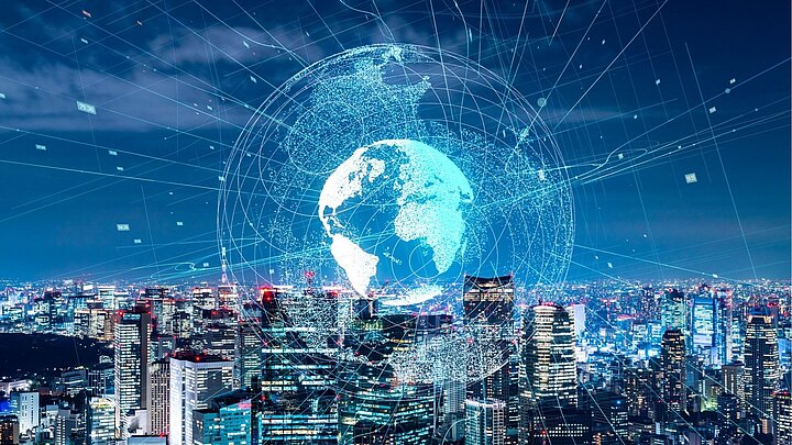 Zdjęcie pamoramy miasta z wygenerowaną cyfrowo kulą ziemską